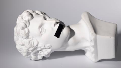 Antike Kopfskulptur von Giuliano de' Medici, geschaffen von Michelangelo Buonarroti im 16. Jahrhundert, mit schwarzem Klebeband über dem Mund