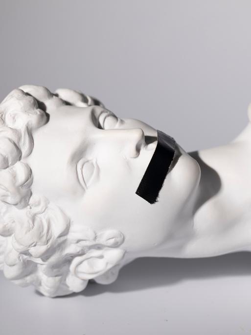 Antike Kopfskulptur von Giuliano de' Medici, geschaffen von Michelangelo Buonarroti im 16. Jahrhundert, mit schwarzem Klebeband über dem Mund