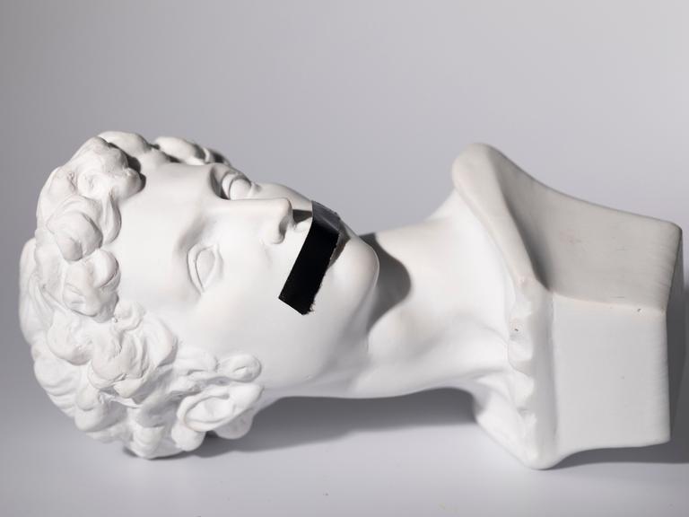 Antike Kopfskulptur von Giuliano de' Medici, geschaffen von Michelangelo Buonarroti im 16. Jahrhundert, mit schwarzem Klebeband über dem Mund