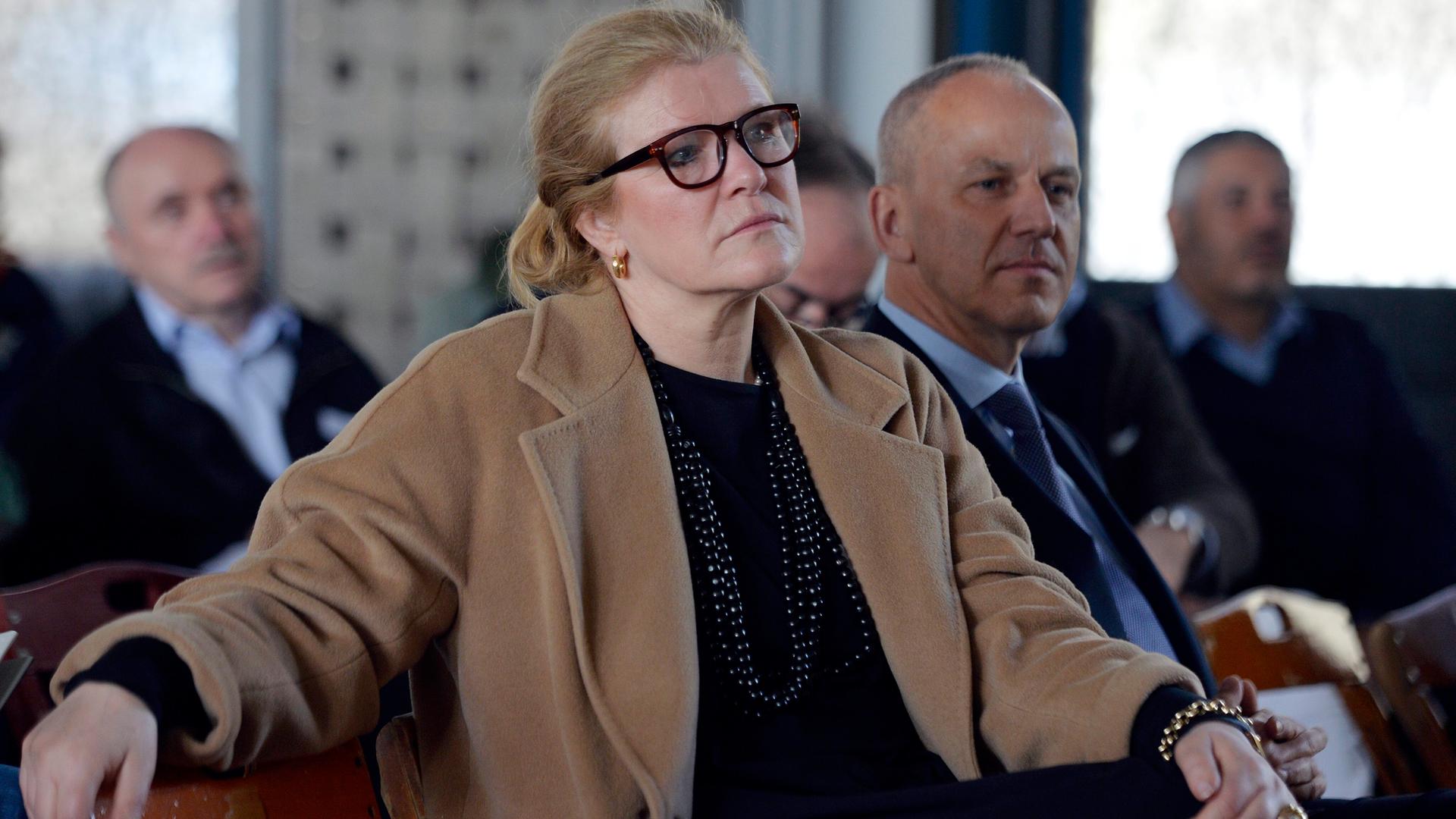 Die niederländische Kuratorin Hedwig Fijen bei einer Pressekonferenz im Jahr 2016