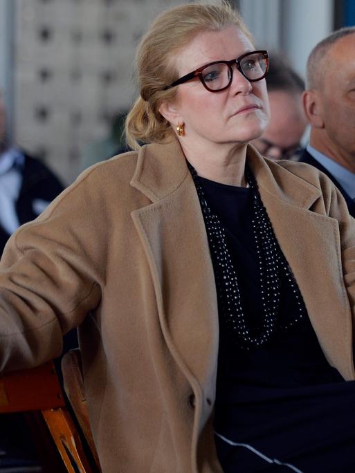 Die niederländische Kuratorin Hedwig Fijen bei einer Pressekonferenz im Jahr 2016