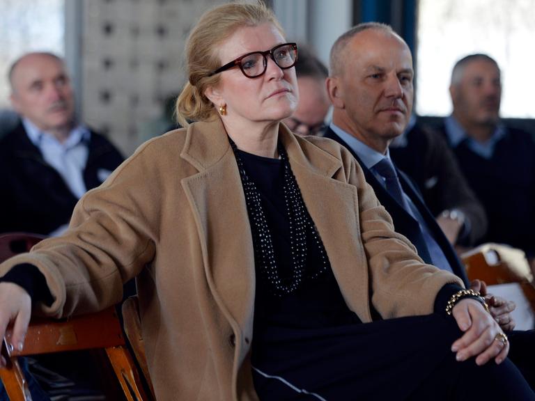 Die niederländische Kuratorin Hedwig Fijen bei einer Pressekonferenz im Jahr 2016