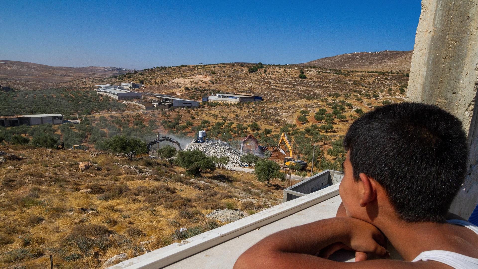 Bulldozer zerstören das Haus eines Palästinensers in Duma nahe Nablus wegen einer angeblich fehlenden Baugenehmigung.