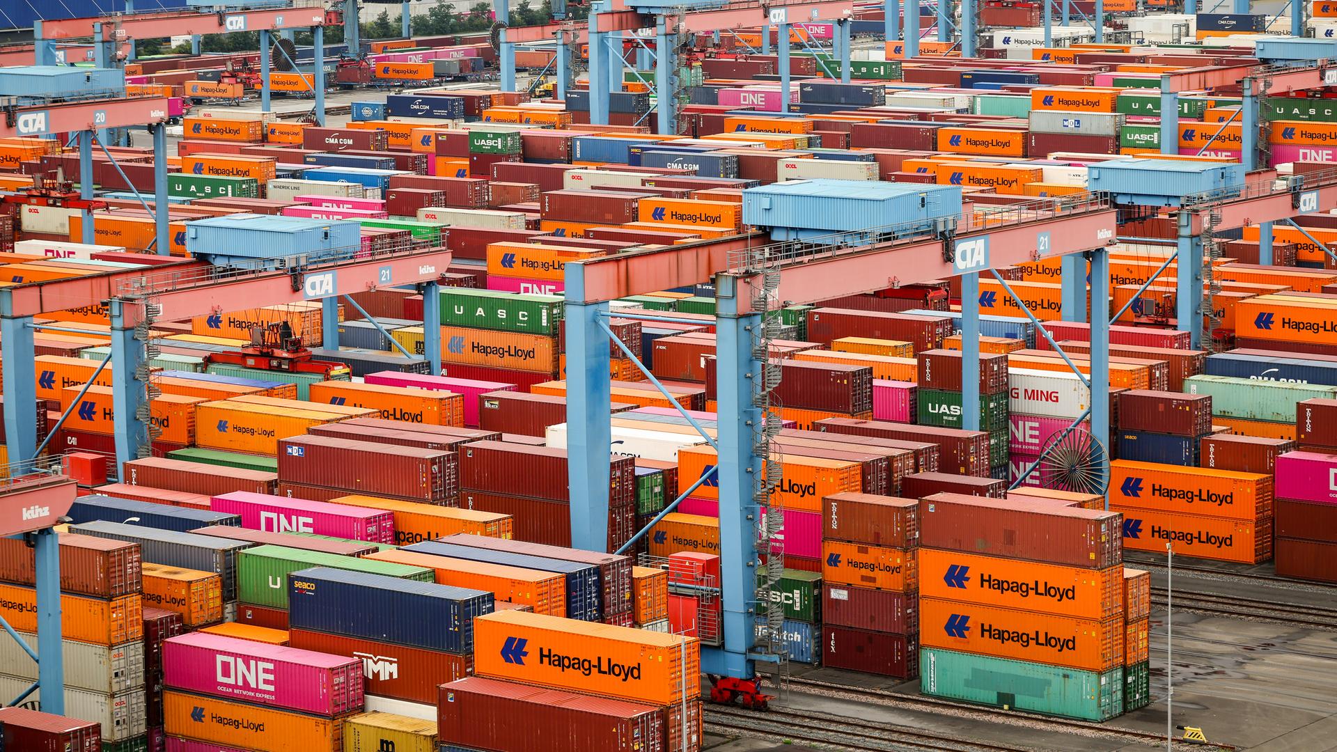 Container werden am Container Terminal Altenwerder (CTA) der Hamburger Hafen und Logistik AG (HHLA) gelagert und verladen. 
