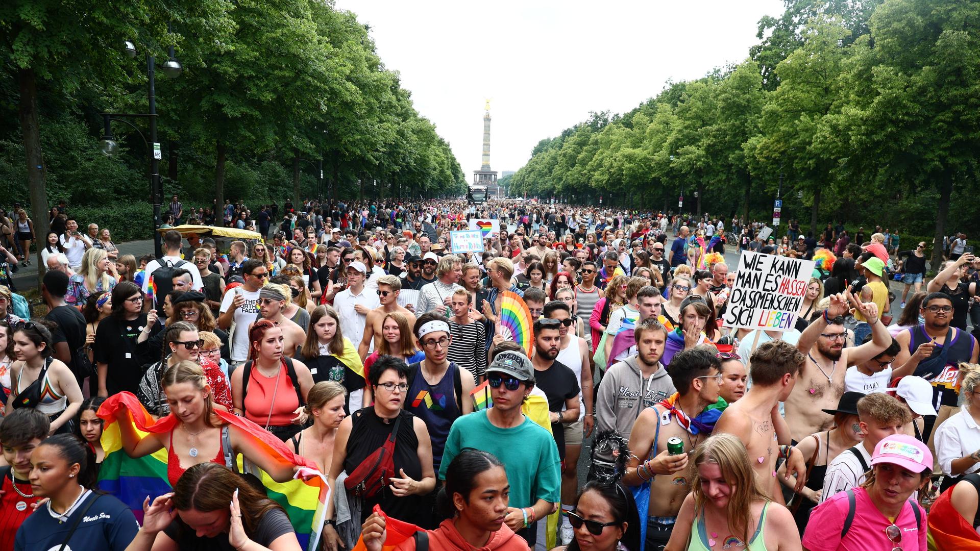 Menschenmassen vor der Siegessäule auf der Parade beim Christopher Street Day in Berlin 2022. Menschenmassen vor der Siegessäule auf der Parade beim Christopher Street Day in Berlin 2022.