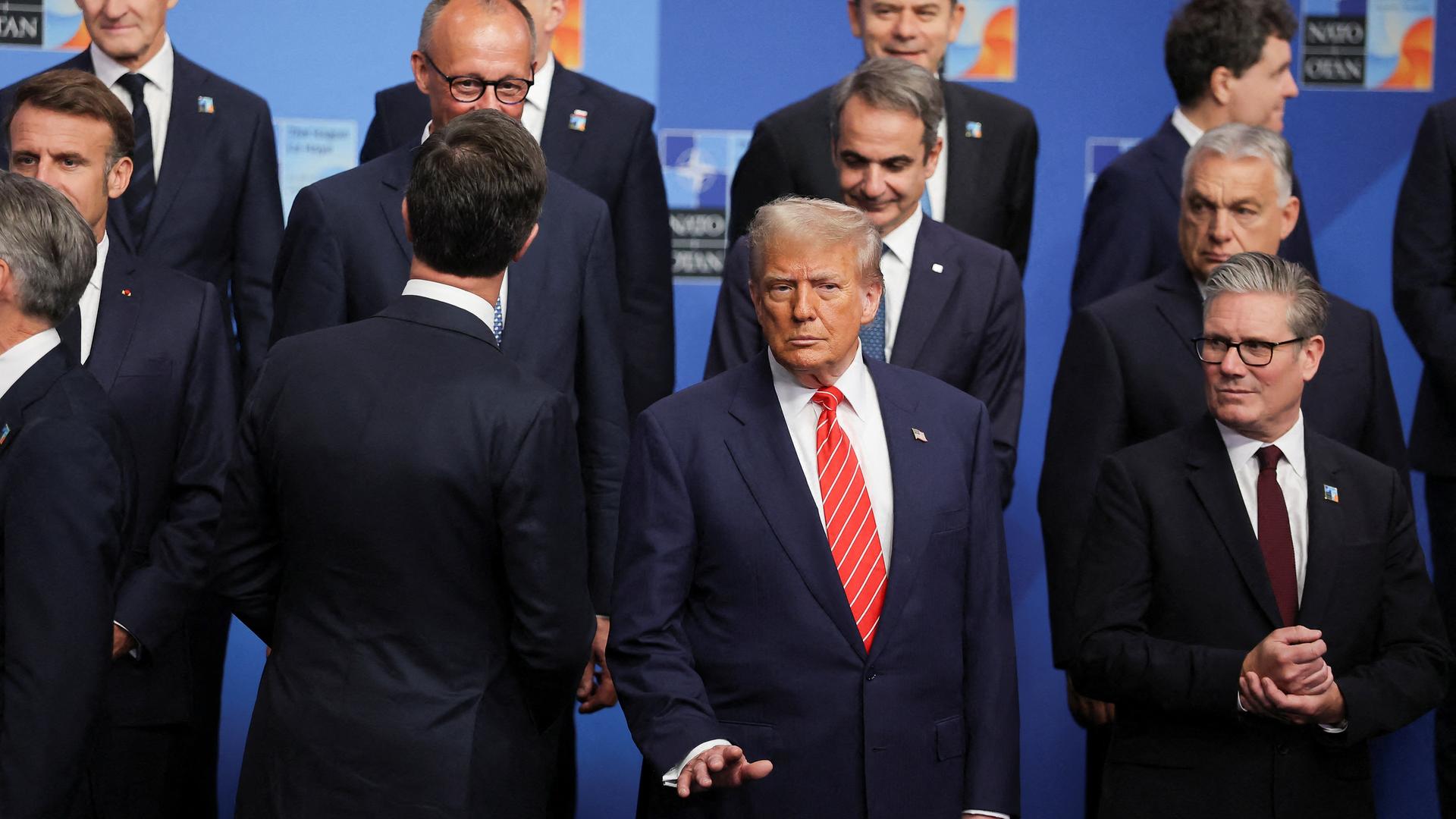 Mehrere Männer posieren für ein Gruppenbild. Mehrere Männer posieren für ein Gruppenbild.