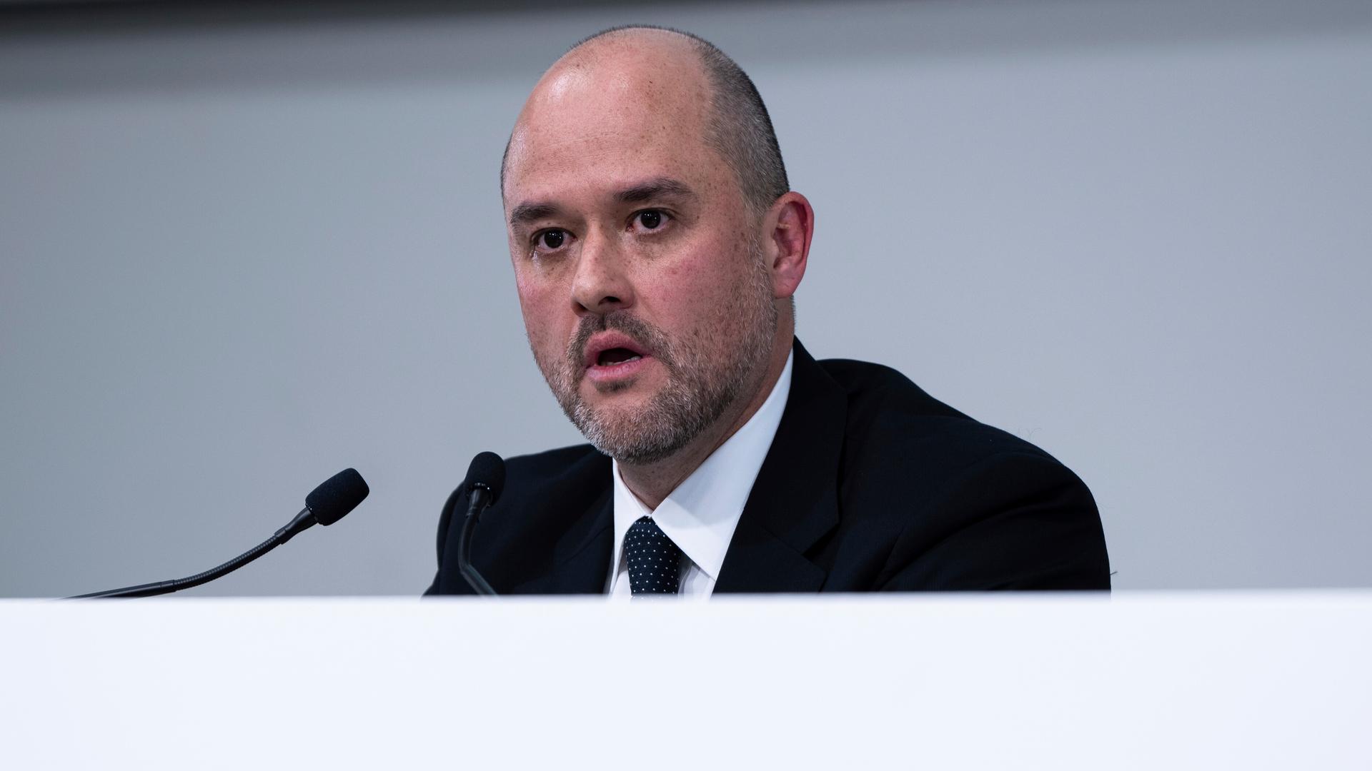 Das Bild zeigt den Vorstandsvorsitzenden von Nissan, Ivan Espinosa, bei der Bilanzpressekonferenz in Yokohama.