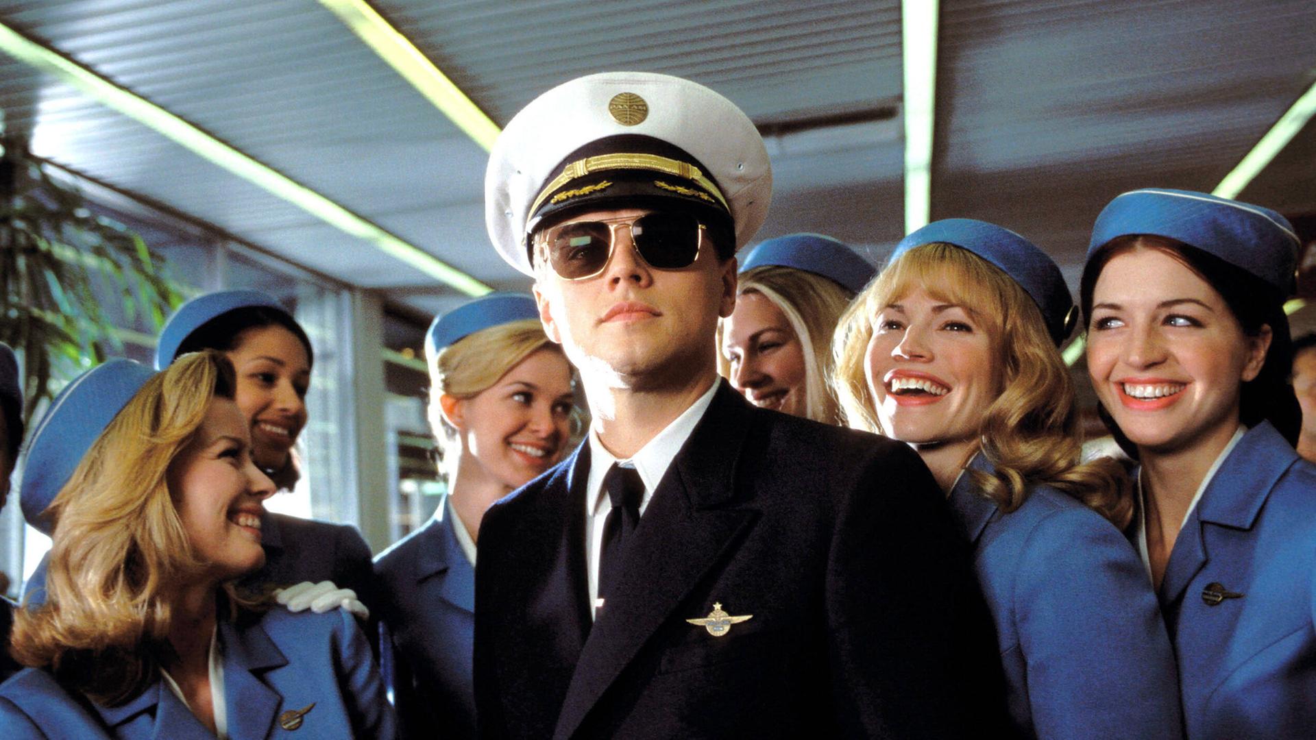 Leonardo Di Caprio als hochstapelnder vermeintlicher Pilot umringt von Stewardessen im Film "CATCH ME IF YOU CAN" von 2002