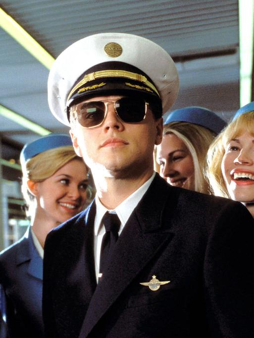 Leonardo Di Caprio als hochstapelnder vermeintlicher Pilot umringt von Stewardessen im Film "CATCH ME IF YOU CAN" von 2002