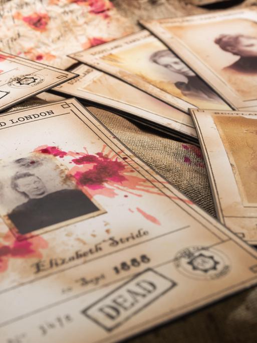 Blutverschmierte Schwarzweiß-Fotografien zeigen Opfer des Serien-Frauenmörders Jack the Ripper