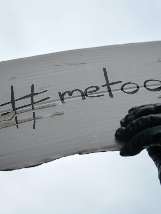 Plakat mit meetoo Hashtag