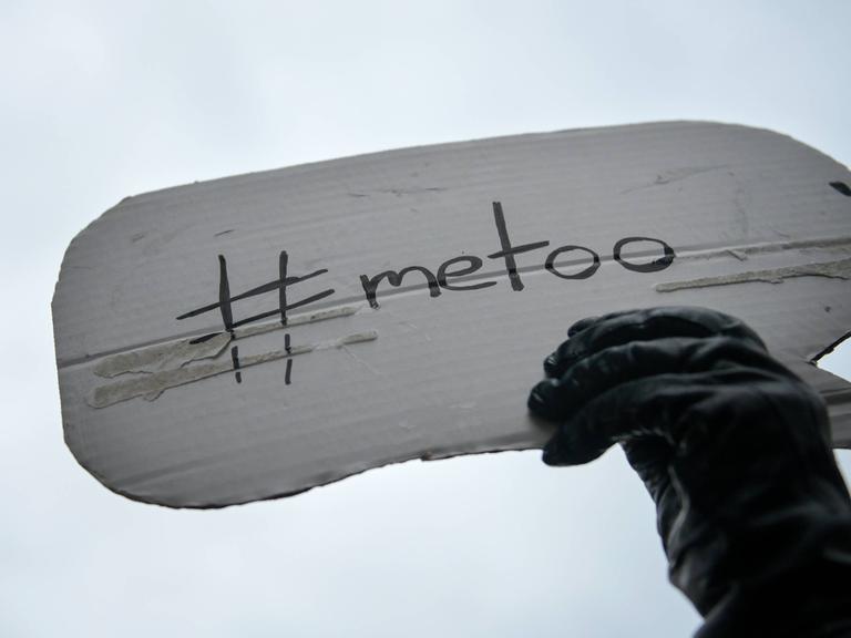 Plakat mit meetoo Hashtag