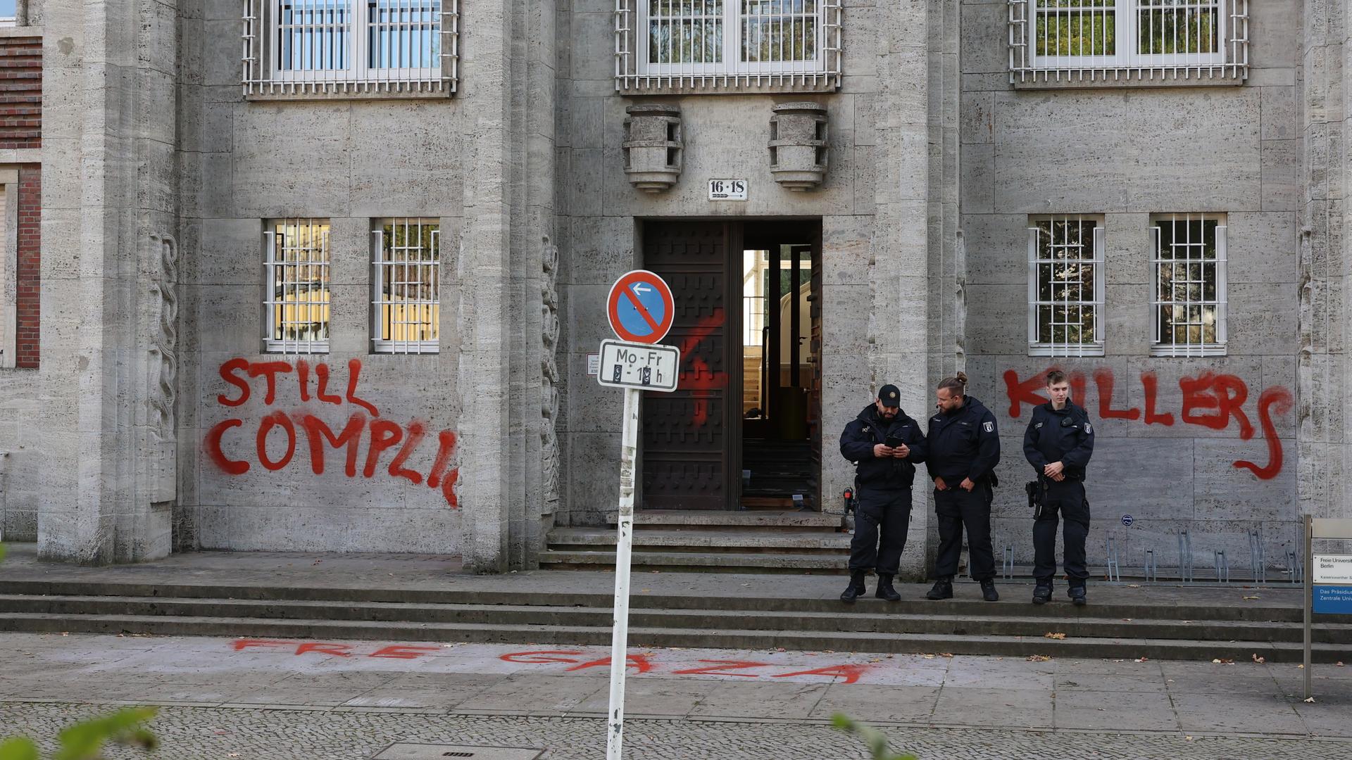 17.10.2024, Berlin: Einsatzkräfte der Polizei stehen vor einem Gebäude der Freien Universität in der Kaiserwerther Straße. 