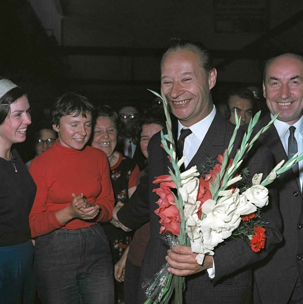 Der kommunistische Parteichef Alexander Dubcek trifft Arbeiter der Avia-Fabrik in Prag, August 1968