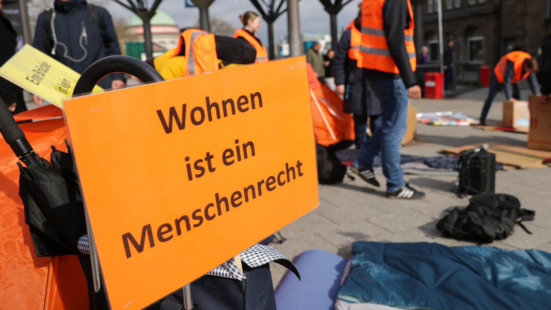 "Wohnen ist ein Menschenrecht" steht auf einem Schild bei einer Kundgebung des Hamburger Aktionsbündnis gegen Wohnungsnot vor dem Hauptbahnhof Hamburg. "Wohnen ist ein Menschenrecht" steht auf einem Schild bei einer Kundgebung des Hamburger Aktionsbündnis gegen Wohnungsnot vor dem Hauptbahnhof Hamburg.