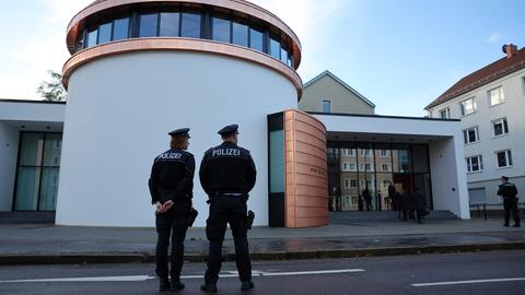 Einweihung der neu erbauten Synagoge in Dessau, Polizisten sichern den Zugang ab. 