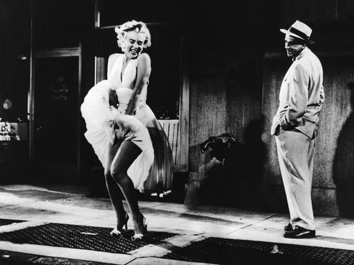 Die Schauspieler Marilyn Monroe und Tom Ewell (Strohwitwer Richard) im amerikanischen Spielfilm "Das verflixte 7. Jahr".