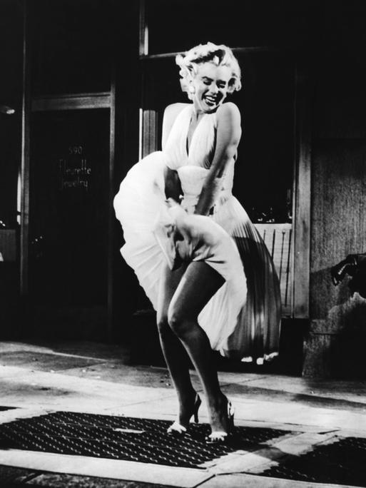 Die Schauspieler Marilyn Monroe und Tom Ewell (Strohwitwer Richard) im amerikanischen Spielfilm "Das verflixte 7. Jahr".
