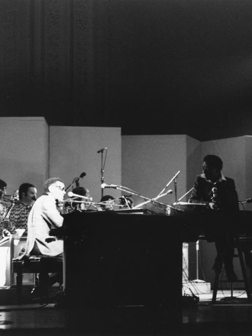 Ray Charles tritt am 1. Juli 1973 auf der Bühne der Carnegie Hall in New York auf. James Baldwin, der Erzähler der Show, sitzt auf einem Hocker am gegenüberliegenden Ende des Klaviers (rechts).