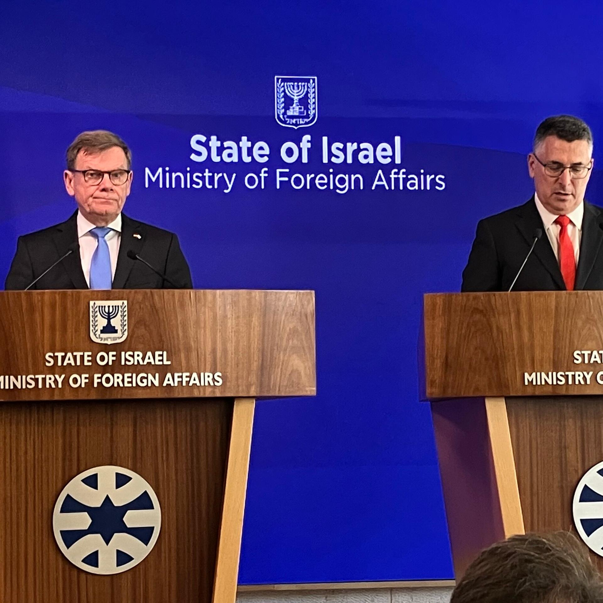 Johann Wadephul (CDU), Bundesaußenminister, und sein israelischer Amtskollege Gideon Saar geben eine Pressekonferenz im israelischen Außenministerium in Jerusalem.