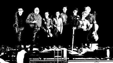 Zwei Fotos der Ensembles, von E-MEX und Spółdzielnia Muzyczna Contemporary Ensemble, sind in einer Montage übereinander zu sehen.