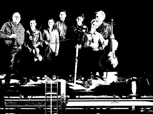 Zwei Fotos der Ensembles, von E-MEX und Spółdzielnia Muzyczna Contemporary Ensemble, sind in einer Montage übereinander zu sehen.