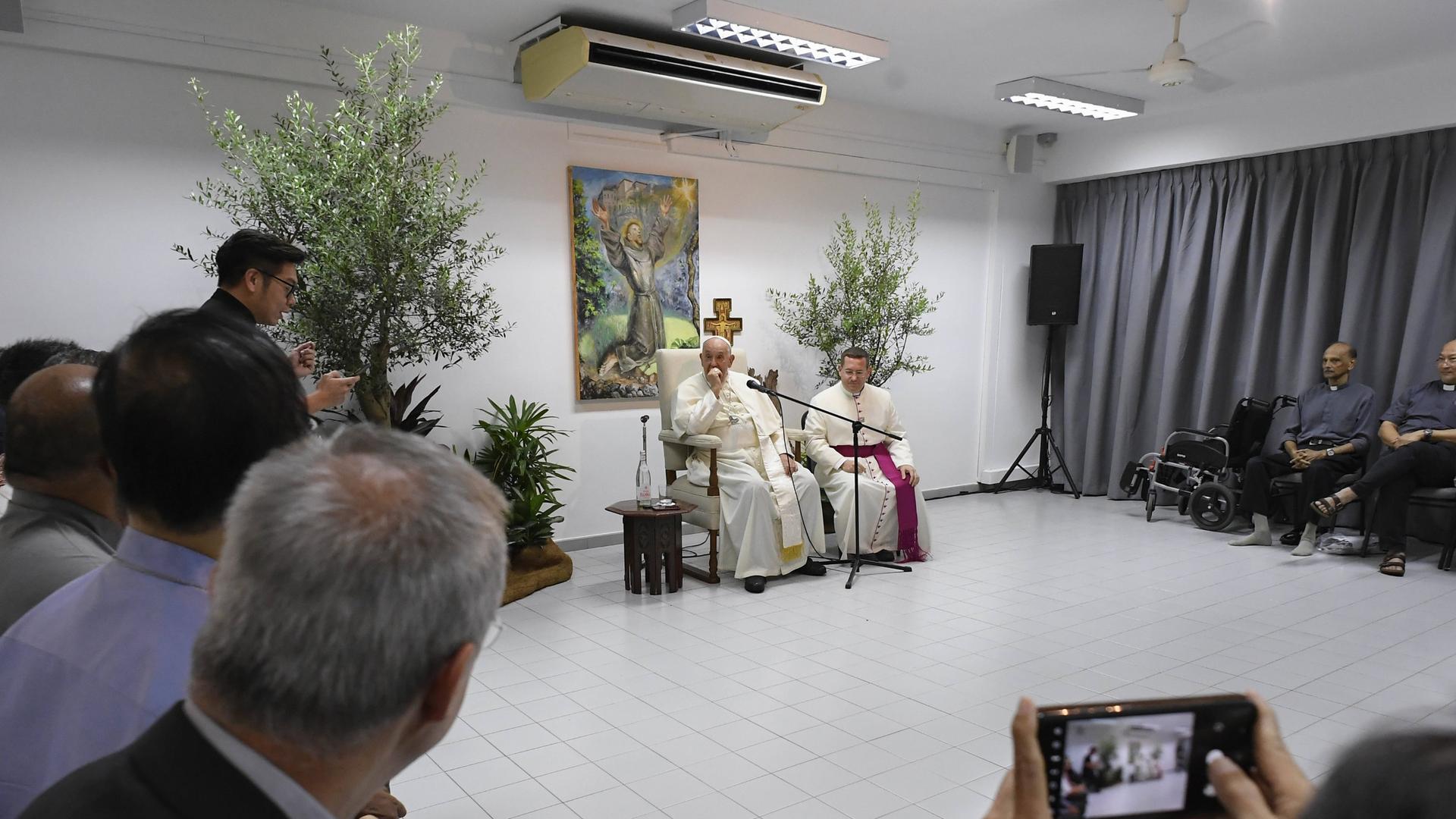 Papst Franziskus sitzt mit kirchlichen und politischen Vertretern zu einem Gespräch zusammen. Papst Franziskus sitzt mit kirchlichen und politischen Vertretern zu einem Gespräch zusammen.