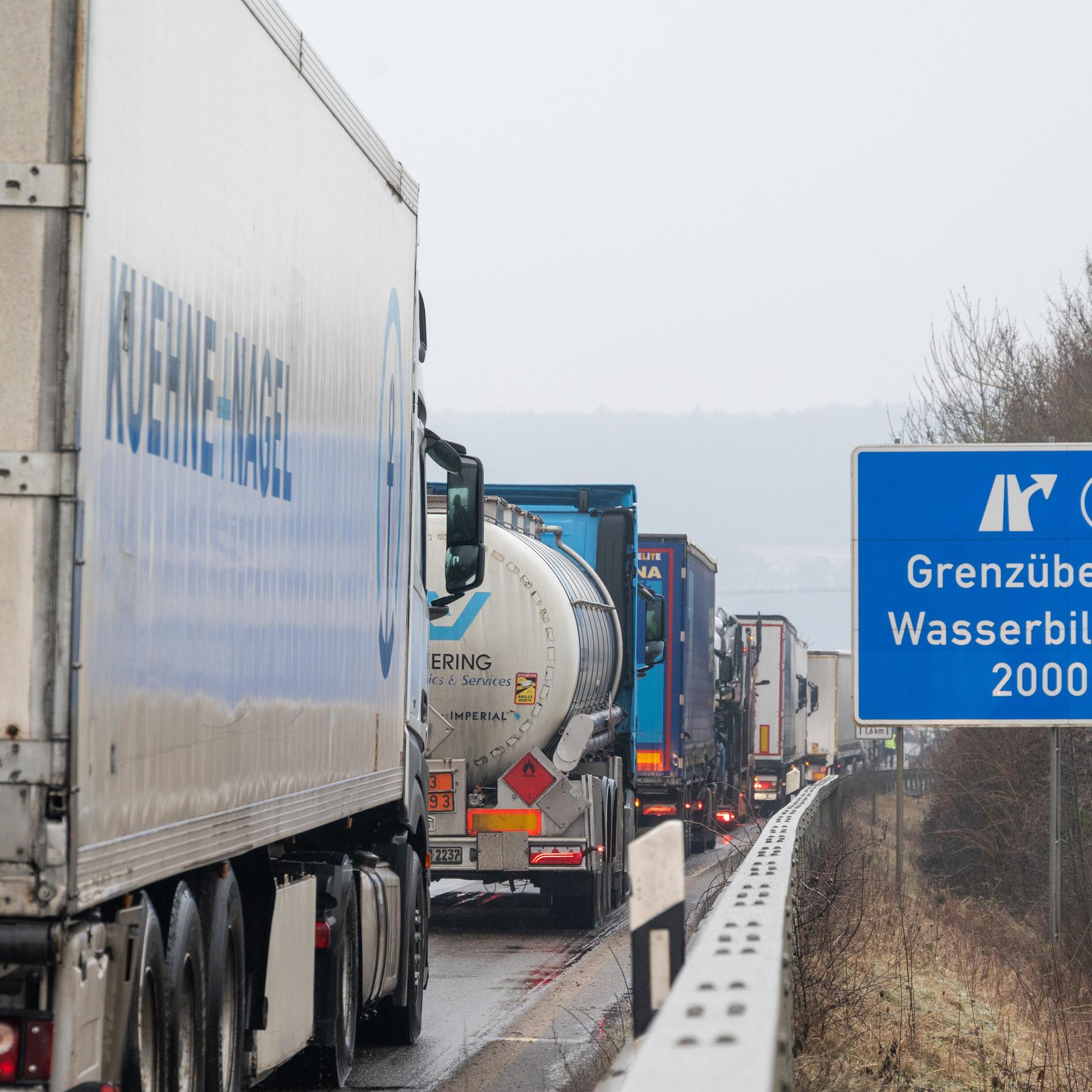 Trierweiler: LKWs stehen auf der A64 vor der Grenze nach Luxemburg.