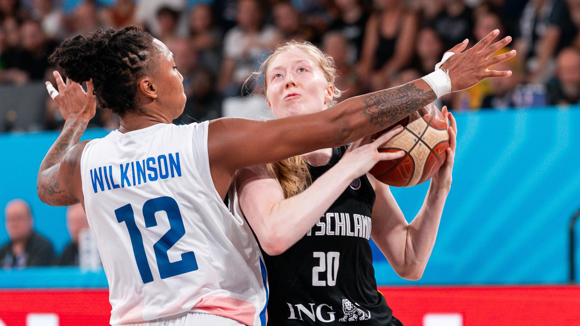 Frieda Buhner, Deutschland, im Zweikampf Savannah Wilkinson, Großbritannien