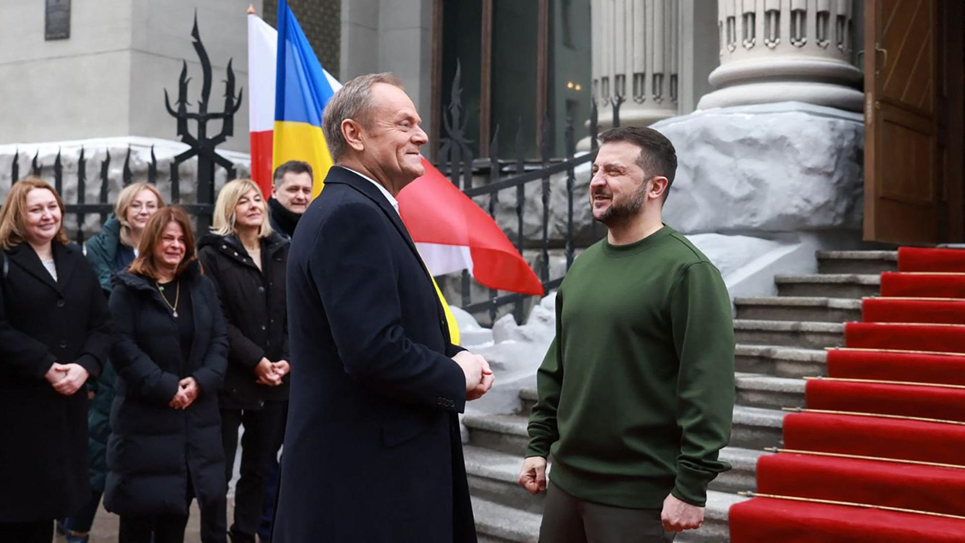 Ukraine, Kiew: Ukraines Präsident Selenskyj, rechts, empfängt Polens Ministerpräsidenten Tusk.