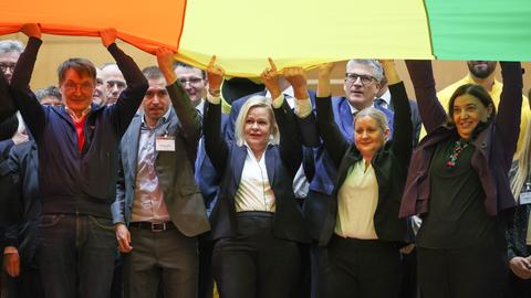 Karl Lauterbach (l-r, SPD), Bundesgesundheitsminister, Ex-Fußballprofi Philipp Lahm, Nancy Faeser (SPD), Bundesinnenministerin, Kerstin Holze, Vizepräsidentin des DOSB, und Ekin Deligöz (Bündnis 90/Die Grünen), Parlamentarische Staatssekretärin für Familie, Senioren, Frauen und Jugend, machen beim Bewegungsgipfel zur Stärkung des Sports in Deutschland in der Max-Schmeling-Halle eine Bewegungsübung.