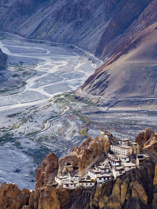 Das Dhankar-Kloster auf einer Klippe inmitten des wenig Wasser führenden Spiti-Tal im Himalayagebirge.