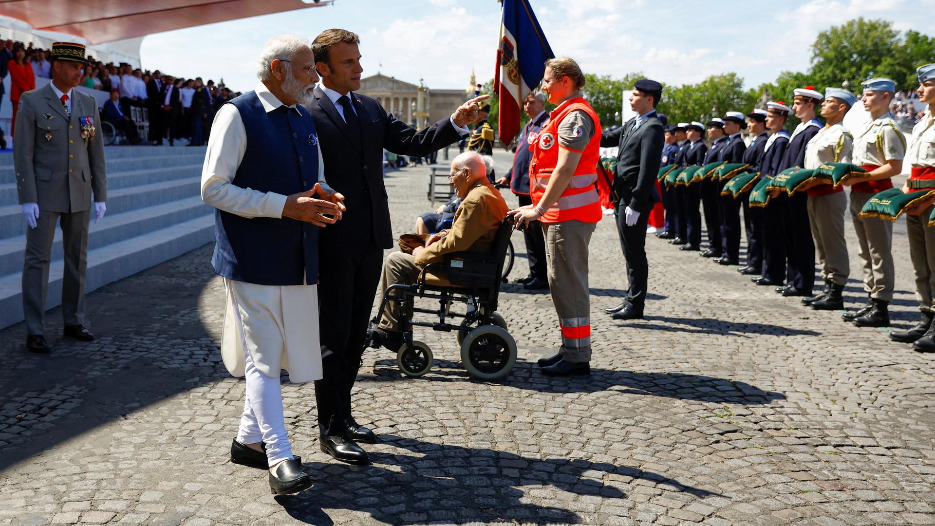 Das Foto zeigt den indischen Premierminister Narendra Modi und Frankreichs Präsidenten Emmanuel Macron bei der Militärparade in Paris.