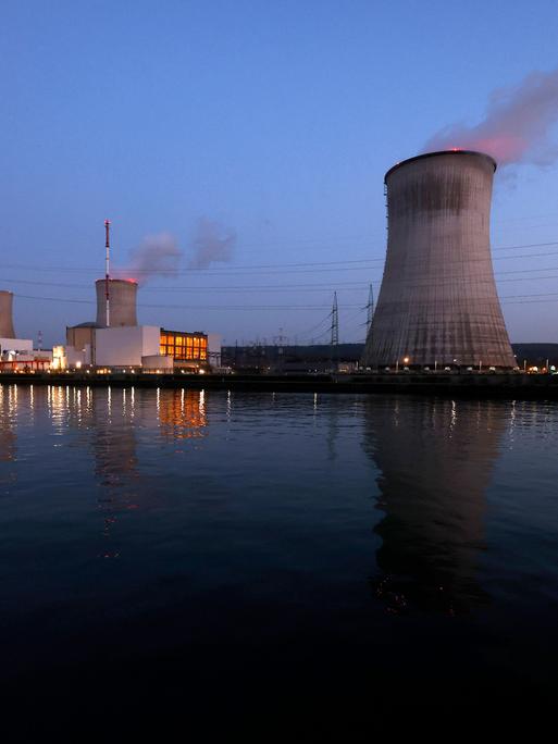 Das Kernkraftwerk Tihange bei Huy in Belgien nahe der deutschen Grenze im Abendlicht. Davor fließt die Maas, darin spiegelt sich unter anderem der Kühlturm. Das Kernkraftwerk Tihange bei Huy in Belgien nahe der deutschen Grenze im Abendlicht. Davor fließt die Maas, darin spiegelt sich unter anderem der Kühlturm.
