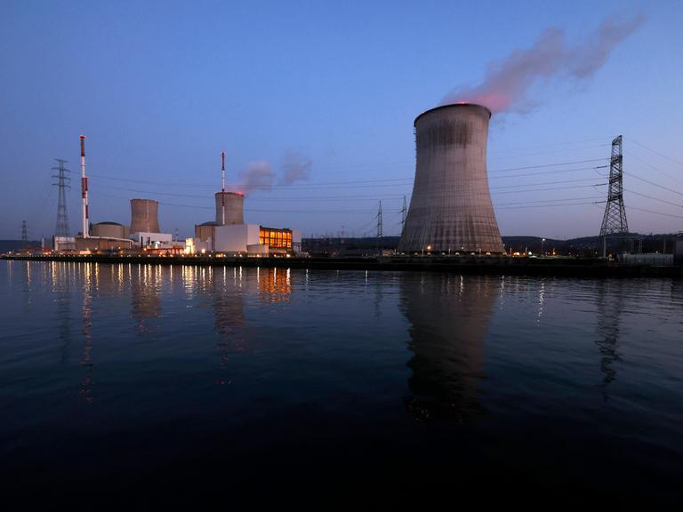 Das Kernkraftwerk Tihange bei Huy in Belgien nahe der deutschen Grenze im Abendlicht. Davor fließt die Maas, darin spiegelt sich unter anderem der Kühlturm. Das Kernkraftwerk Tihange bei Huy in Belgien nahe der deutschen Grenze im Abendlicht. Davor fließt die Maas, darin spiegelt sich unter anderem der Kühlturm.