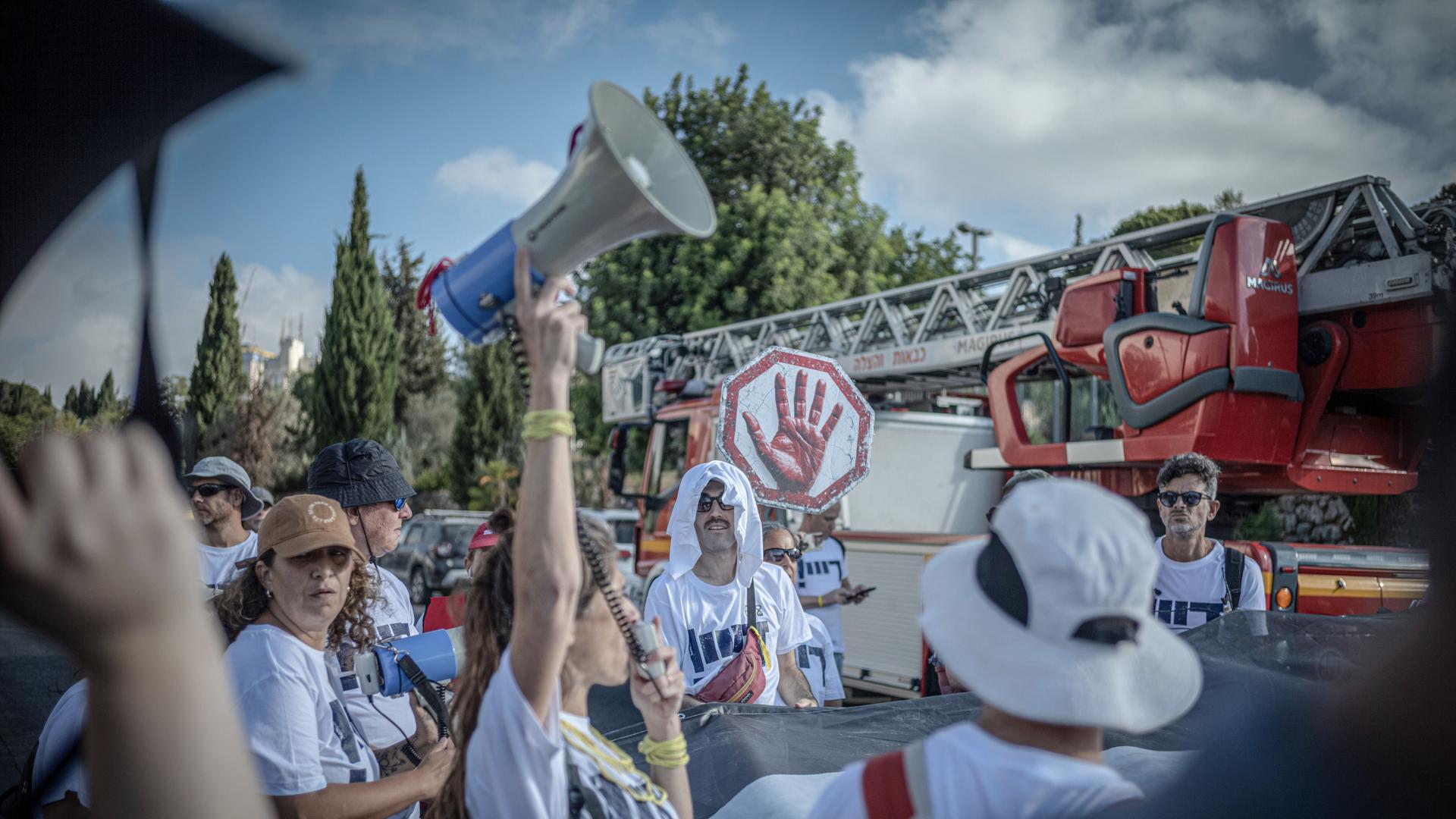 Israelis protestieren in Jerusalem und fordern ein Ende der israelischen Angriffe auf Gaza, die Freilassung israelischer Geiseln und ein Ende des Krieges.