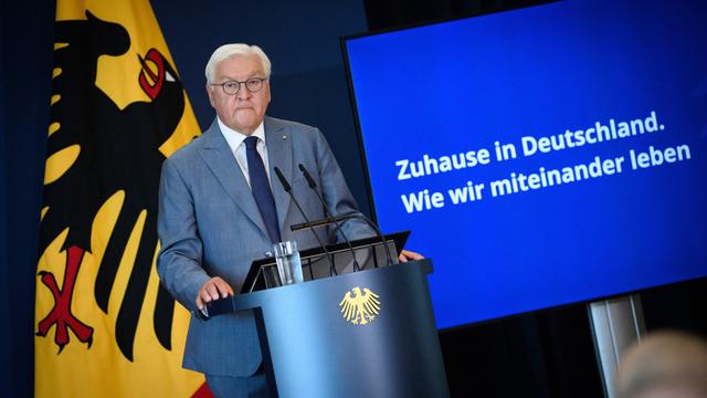 Bundes-Präsident Frank-Walter Steinmeier steht an einem Pult und spricht.