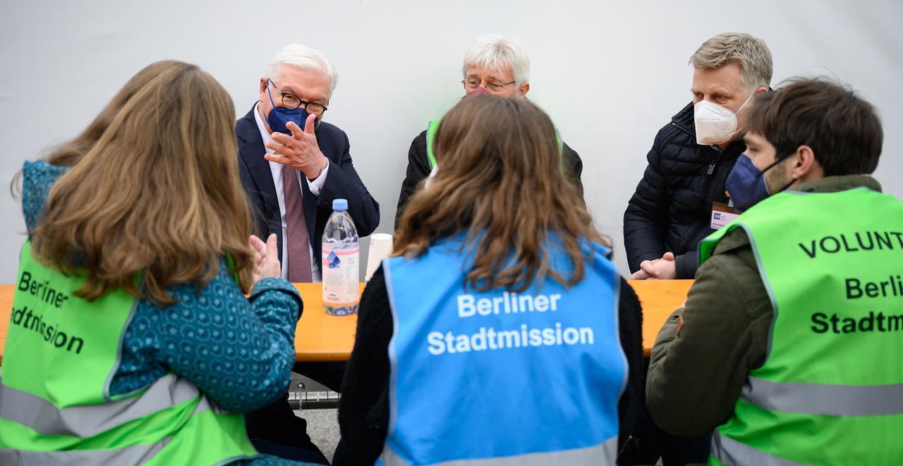Bundespräsident Steinmeier besucht das Willkommenszelt für Flüchtlinge aus der Ukraine am Berliner Hauptbahnhof und spricht mit haupt- und ehrenamtlichen Helferinnen und Helfern der Stadtmission.