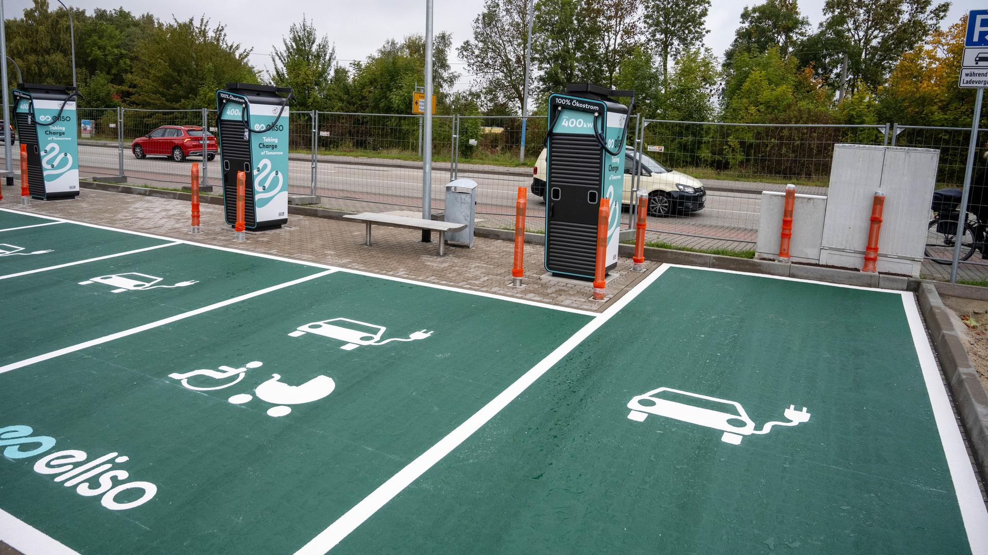 Blick auf eine Ladetankstelle für mehrere E-Fahrzeuge. Blick auf eine Ladetankstelle für mehrere E-Fahrzeuge.