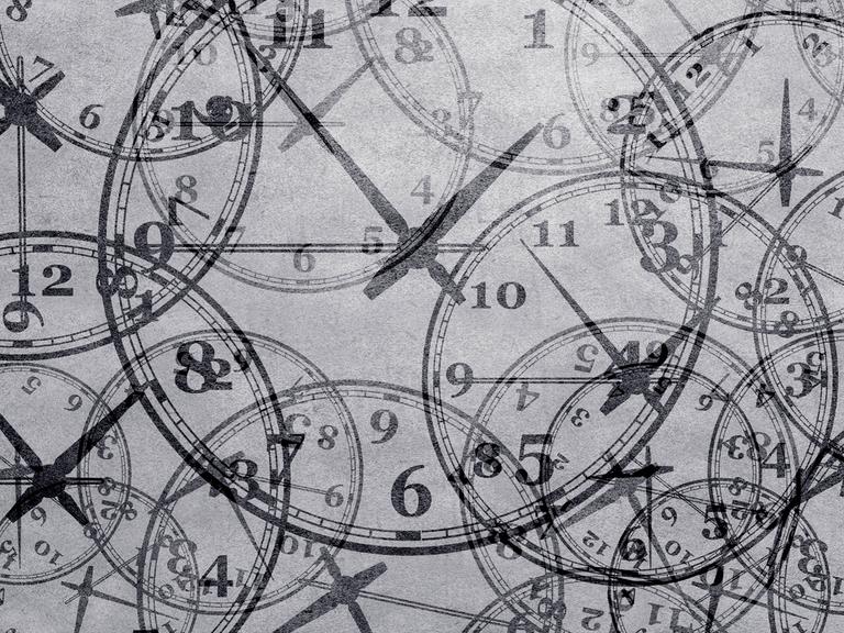 Illustration: Viele Uhren deren Zifferblätter übereinander liegen.