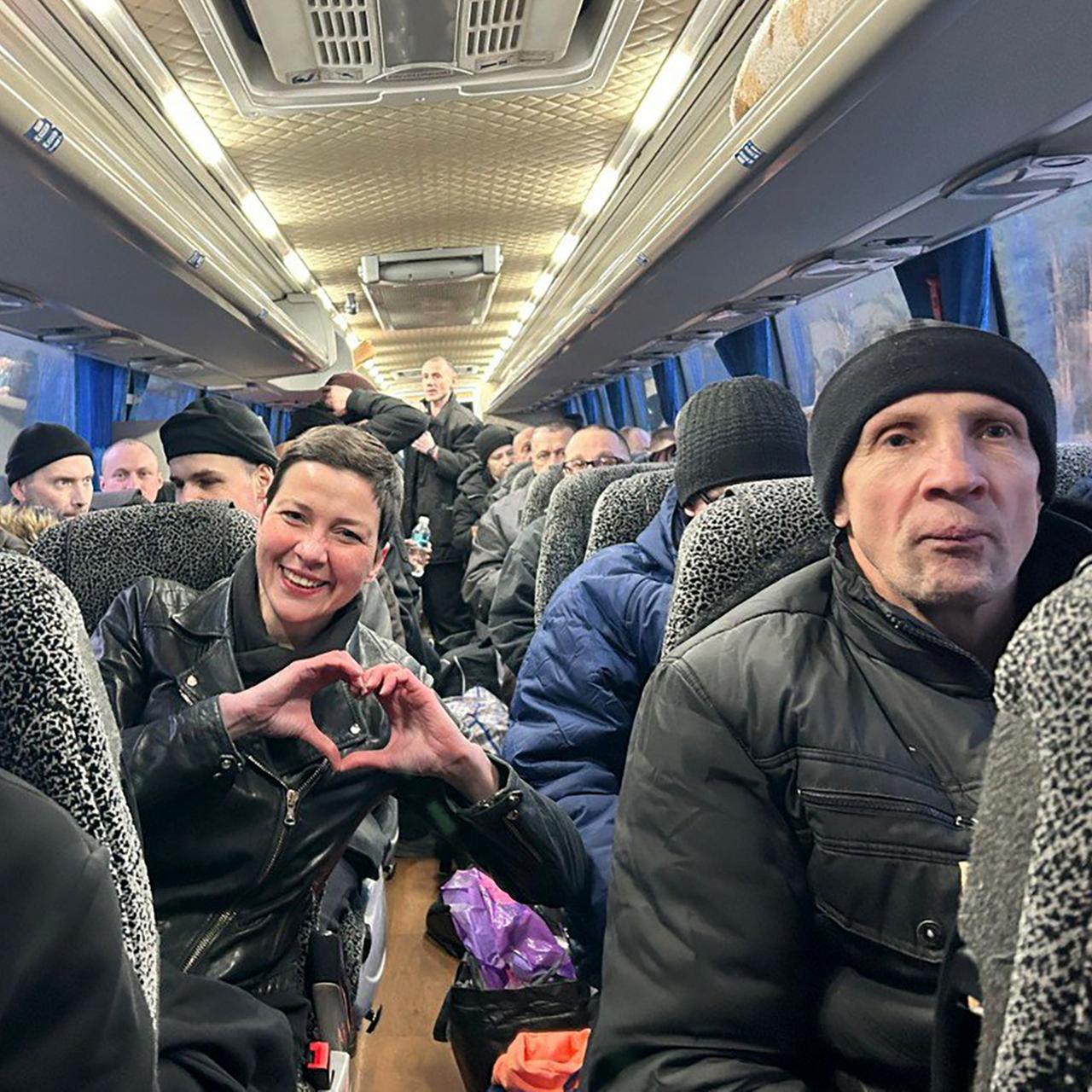 Dieses Foto, das von der Koordinierungszentrale für die Behandlung von Kriegsgefangenen veröffentlicht wurde, zeigt die belarussische Oppositionsführerin Kolesnikowa in einem Bus. 