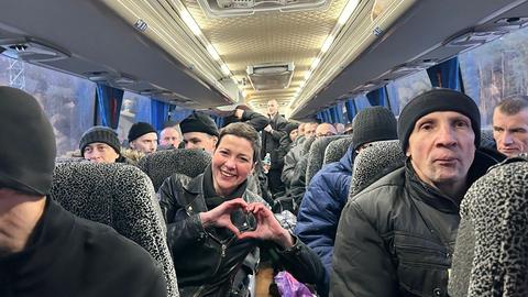 Dieses Foto, das von der Koordinierungszentrale für die Behandlung von Kriegsgefangenen veröffentlicht wurde, zeigt die belarussische Oppositionsführerin Kolesnikowa in einem Bus. 