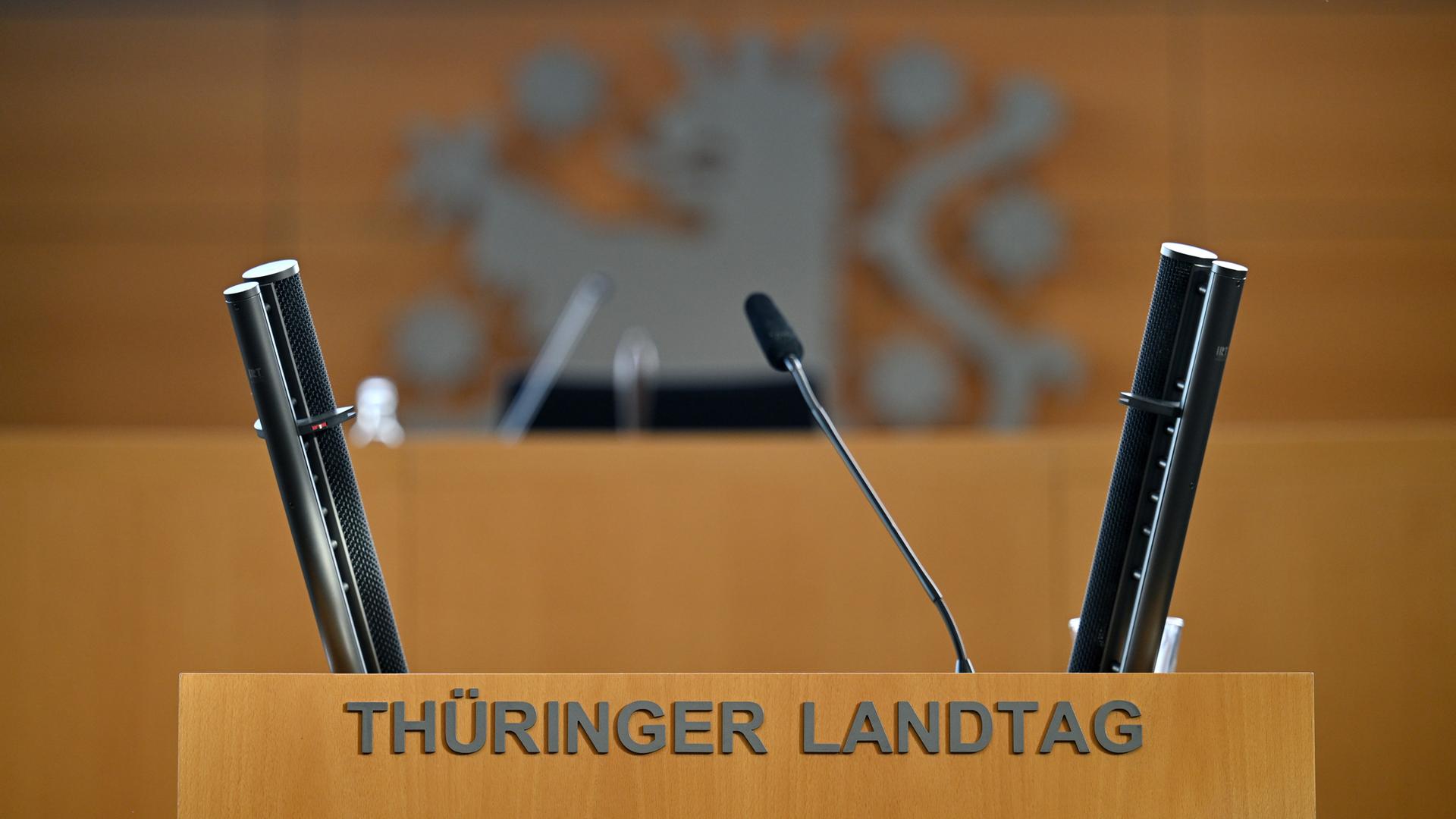 Leeres Rednerpult im Plenarsaal vor Beginn der Sitzung des Thüringer Landtags Leeres Rednerpult im Plenarsaal vor Beginn der Sitzung des Thüringer Landtags