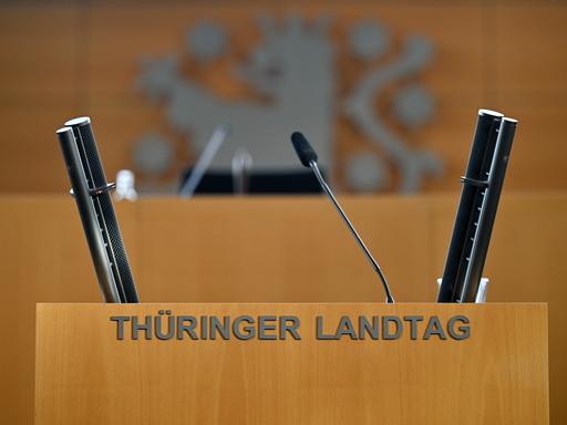 Leeres Rednerpult im Plenarsaal vor Beginn der Sitzung des Thüringer Landtags  