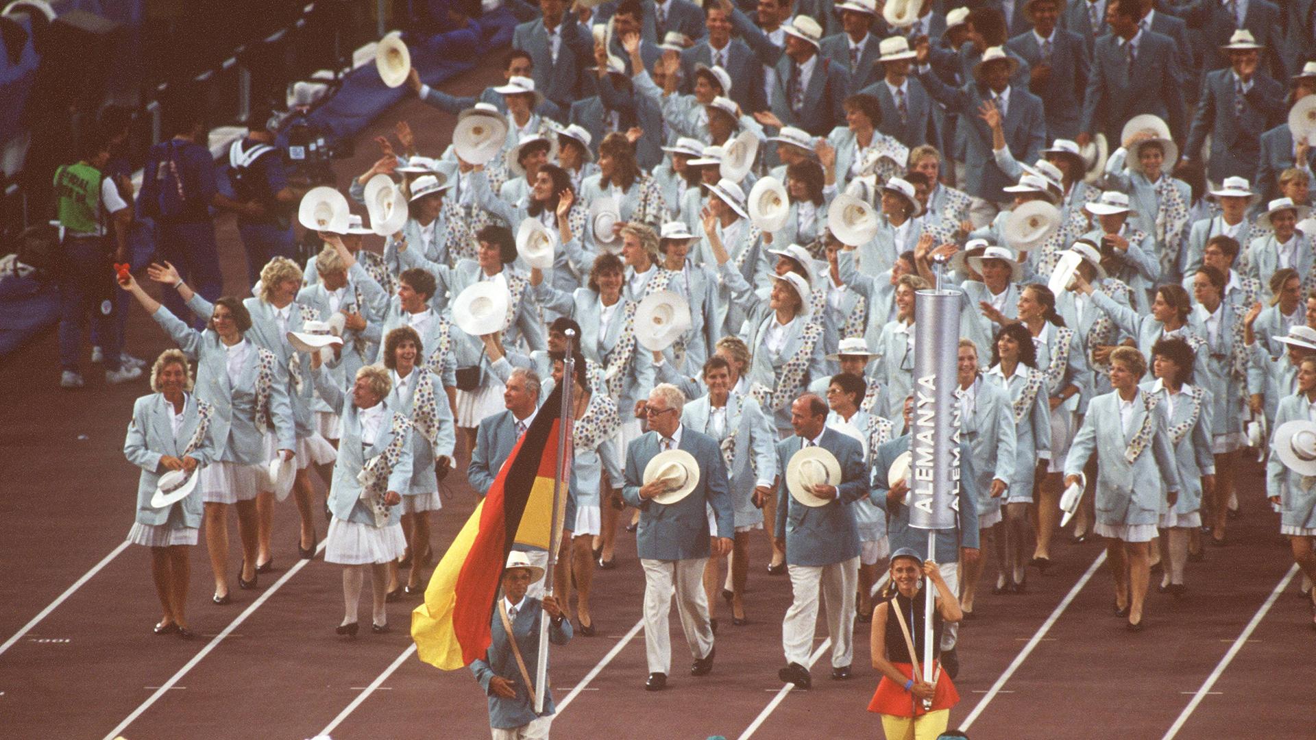 Die deutsche Olympiamannschaft bei der Eröffnungsfeier von Olympia 1992 in Barcelona. 