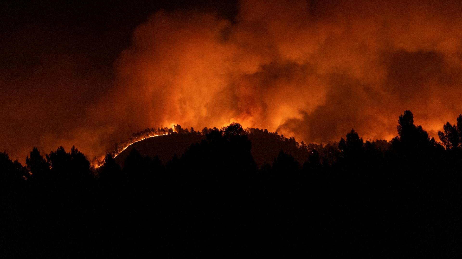 Die Flammen breiten sich in der Nähe des Dorfes Villanueva de Viver in Aragonien aus. Die Flammen breiten sich in der Nähe des Dorfes Villanueva de Viver in Aragonien aus.