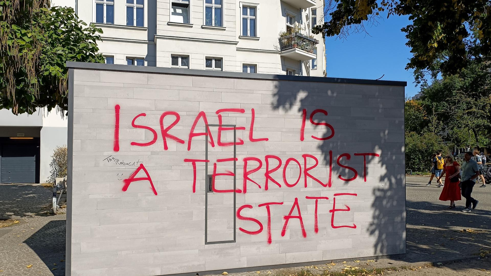 Berlin, Graffito mit der antisemitischen Parole: "ISRAEL IS A TERRORIST STATE".