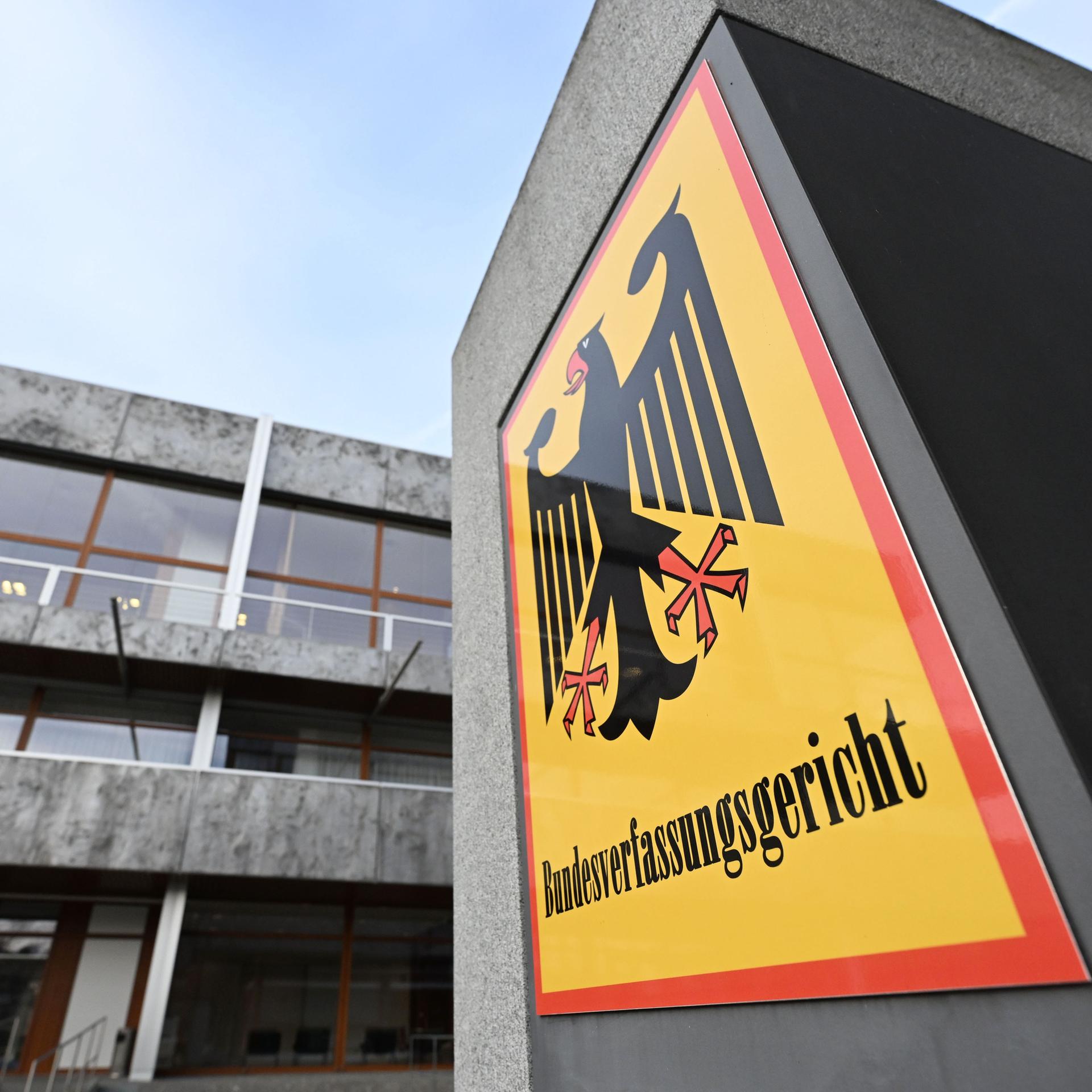 Ein Hinweisschild mit dem Schriftzug Bundesverfassungsgericht und einem Bundesadler, aufgenommen vor dem Bundesverfassungsgerichts. Der Zweite Senat des Gerichts verkündete das Urteil in Sachen Desiderius-Erasmus-Stiftung. Laut dem Urteil bedarf die staatliche Förderung politischer Stiftungen eines gesonderten Parlamentsgesetzes.