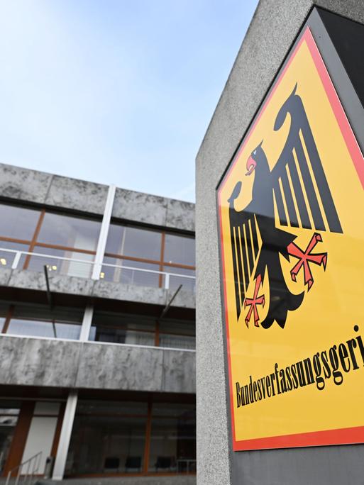 Ein Hinweisschild mit dem Schriftzug Bundesverfassungsgericht und einem Bundesadler, aufgenommen vor dem Bundesverfassungsgerichts. Der Zweite Senat des Gerichts verkündete das Urteil in Sachen Desiderius-Erasmus-Stiftung. Laut dem Urteil bedarf die staatliche Förderung politischer Stiftungen eines gesonderten Parlamentsgesetzes.