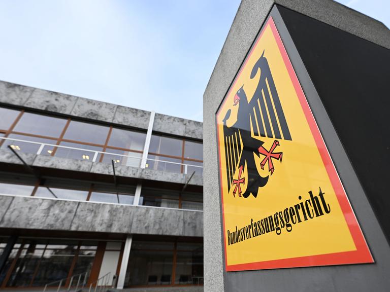 Ein Hinweisschild mit dem Schriftzug Bundesverfassungsgericht und einem Bundesadler, aufgenommen vor dem Bundesverfassungsgerichts. Der Zweite Senat des Gerichts verkündete das Urteil in Sachen Desiderius-Erasmus-Stiftung. Laut dem Urteil bedarf die staatliche Förderung politischer Stiftungen eines gesonderten Parlamentsgesetzes.